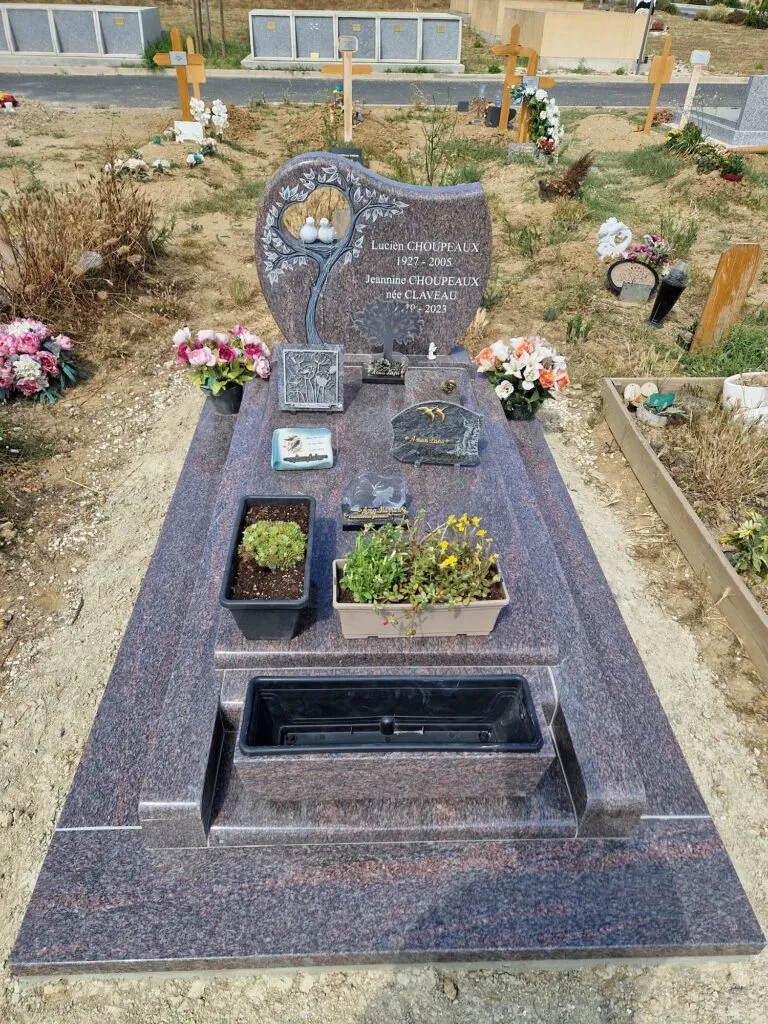 Pierre tombale personnalisée en granit avec jardinières intégrées et stèle gravée