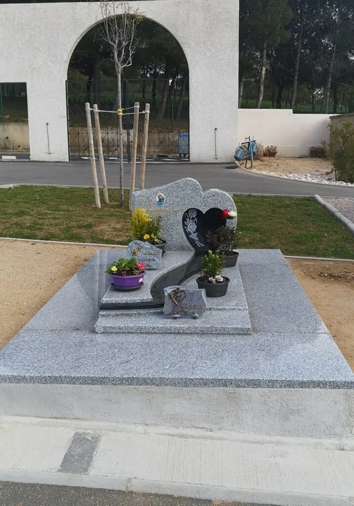 Pose d'un monument funéraire sur mesure en granit gris avec stèle découpée en cœur