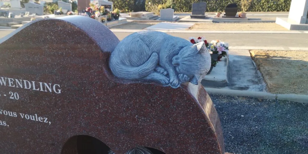Stèle funéraire en granit personnalisée avec une sculpture de chat dormant