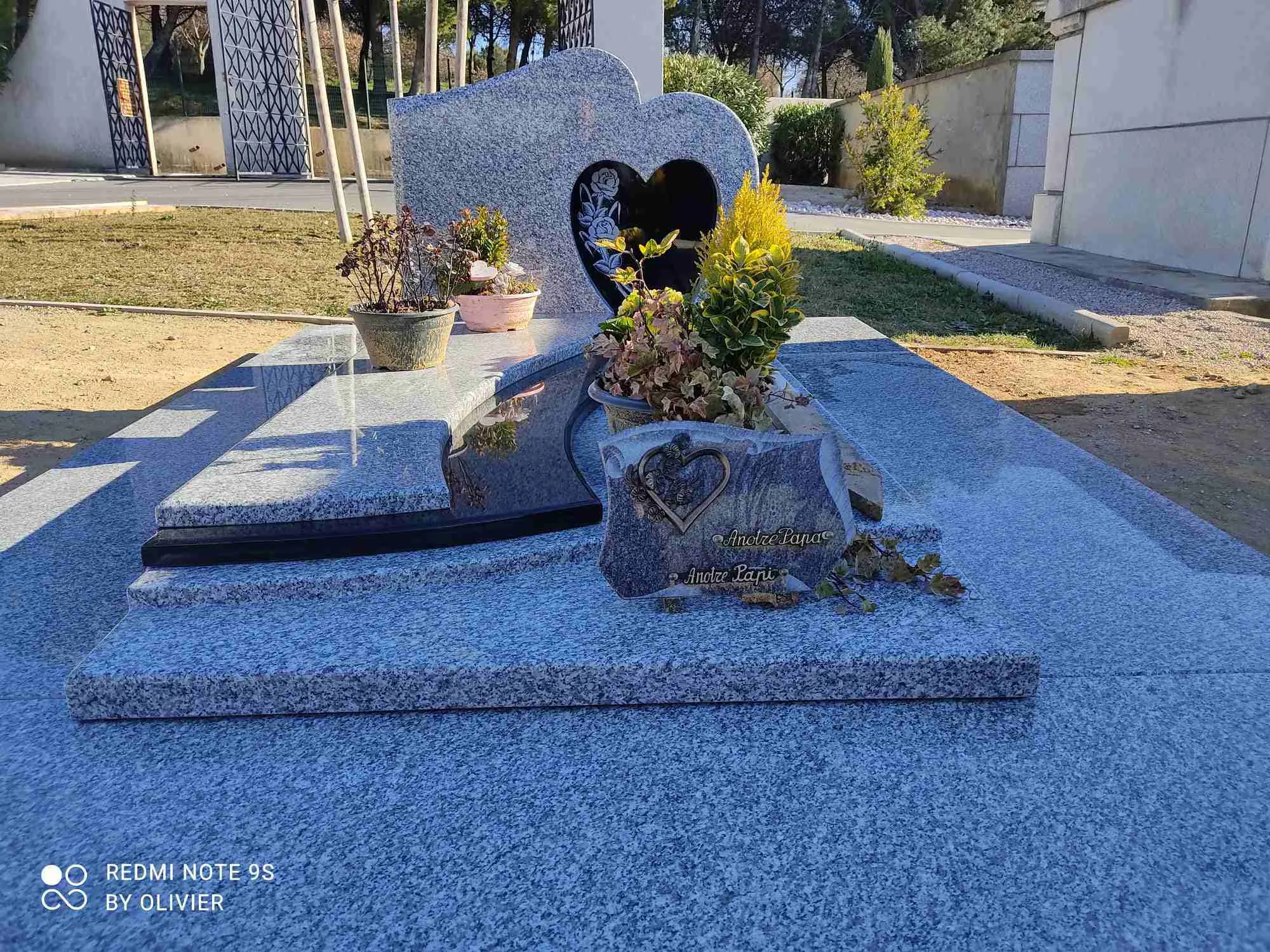 Monument funéraire complet en granit gris et noir avec motif en cœur sculpté