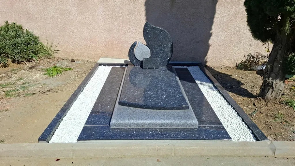 Monument funéraire contemporain en granit sombre avec stèle sculptée en forme de flamme