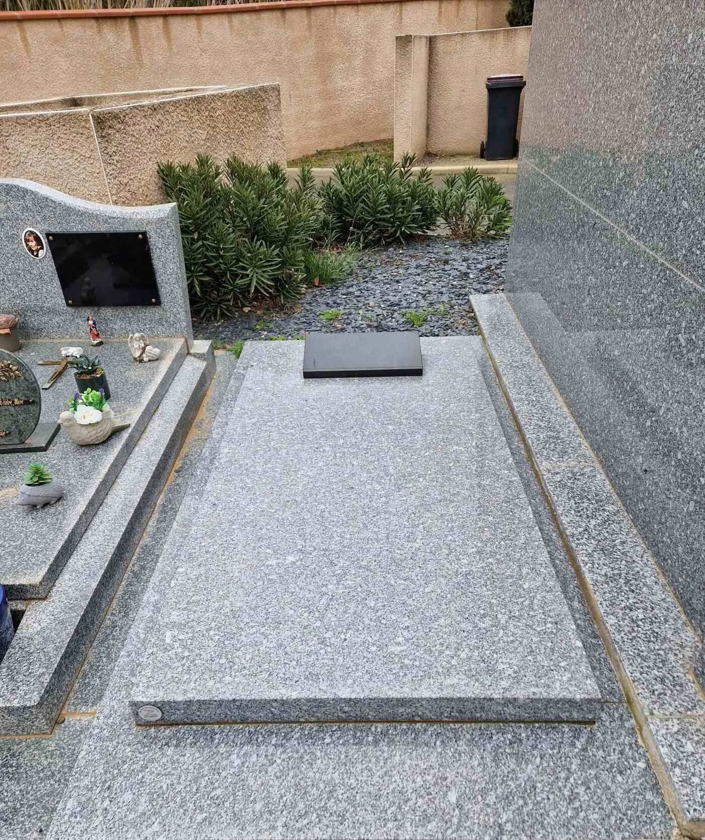 Recouvrement de sépulture en granit gris poli avec plaque commémorative