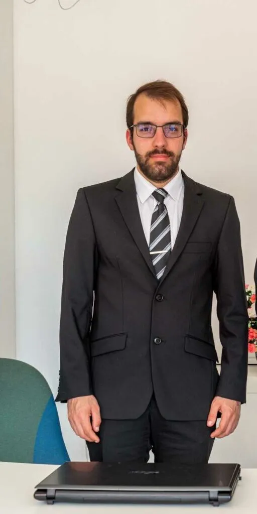 Portrait d'un conseiller funéraire en costume sombre et cravate à rayures