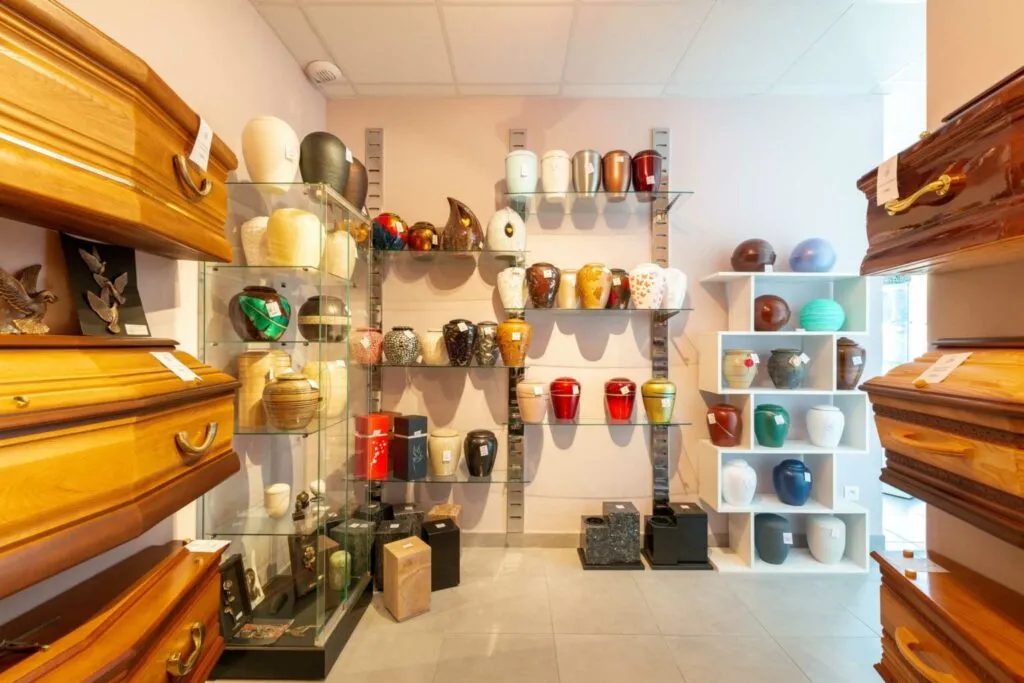 Exposition de cerceuils et urnes cinéraires aux Pompes Funèbres Jalabert