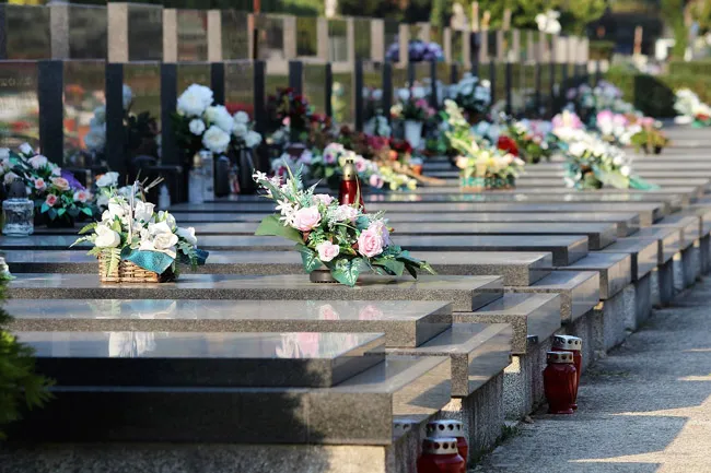 Pose de monuments funéraires, pierres tombales et marbrerie funéraire par les Pompes Funèbres Jalabert