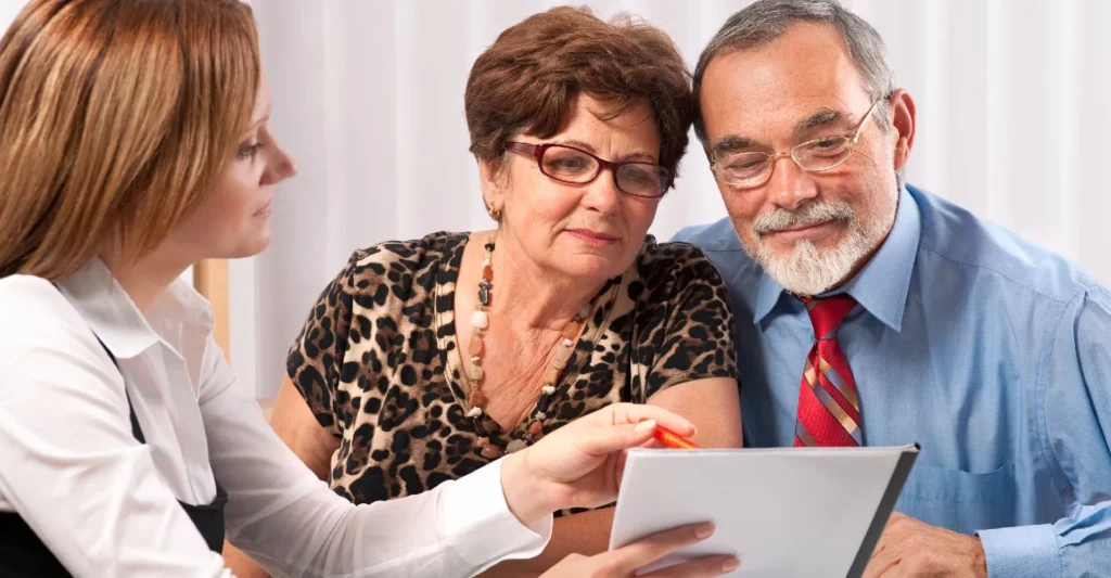 Conseillère funéraire en réunion avec une famille